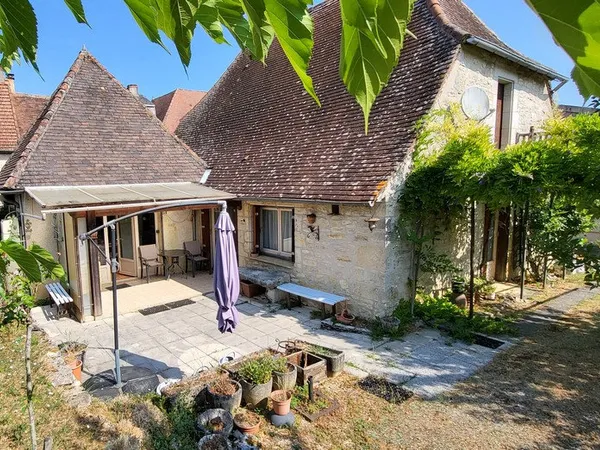 Maison de village de plain-pied avec jardin