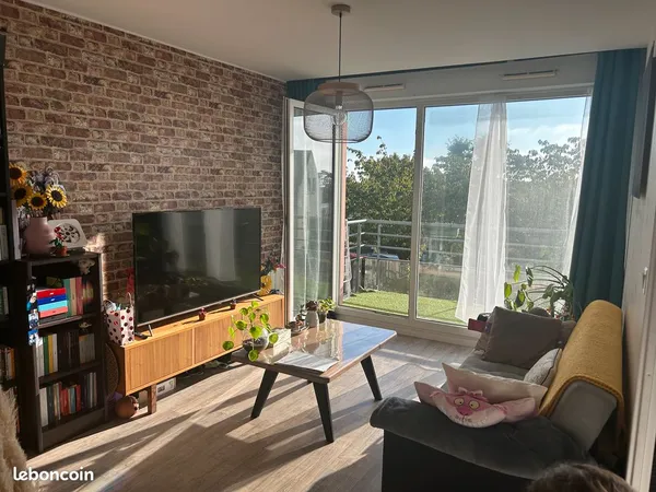F2 lumineux avec grand balcon et parking extérieur