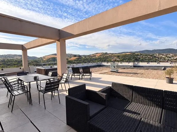 Vente Immo _ dernier étage - T4 133m² climatisé - Terrasse privative 345m² avec jaccuzzi terrain de 
