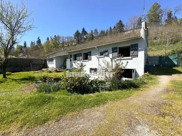 MAISON D'HABITATION DE 145 M² ET GARAGE DE 85 M² EN BORD DE VI