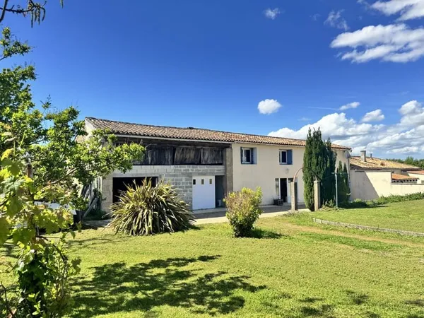 Maison charentaise dans son parc arboré avec verger