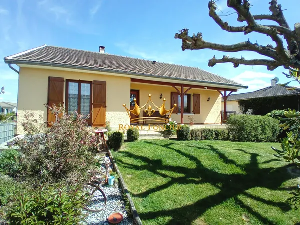 Vue sur la terrasse sous le préau et le jardin