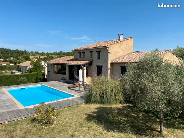 Belle villa avec vue et piscine