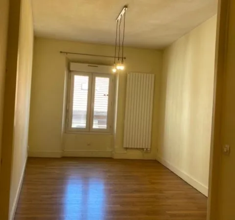 Europole, lumineux T2 de 55m², appartement traversant.