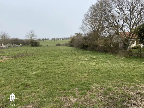 TERRAIN CONSTRUCTIBLE ET VERGER DE 2426 M²