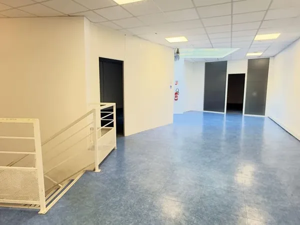 Local commercial 559 m²