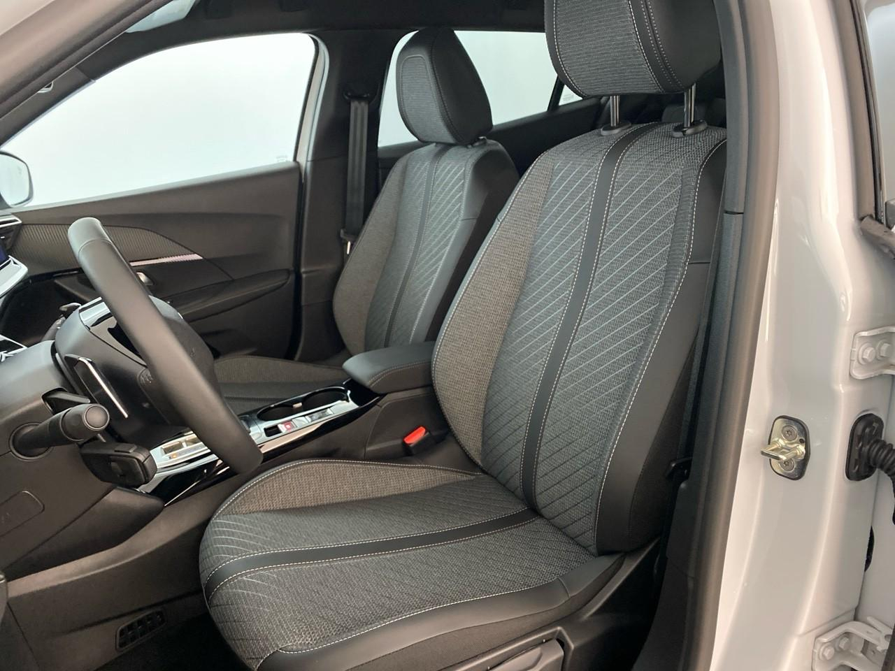 Peugeot 2008 hybrid 145 ch e-dcs6 allure — photo 9