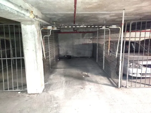 Loue Box de parking (immeuble gardé) - Paris 18ème