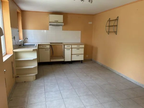 ENSEMBLE IMMOBILIER RC COMMERCE PRET A LA LOCATION ET 1ER ETAG