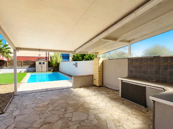 Maison 3 faces F6 avec jardin, piscine et garage