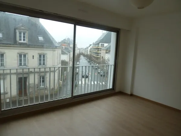VENDS NANTES centre (quartier calme), appartement T2 avec parking sécurisé & cave