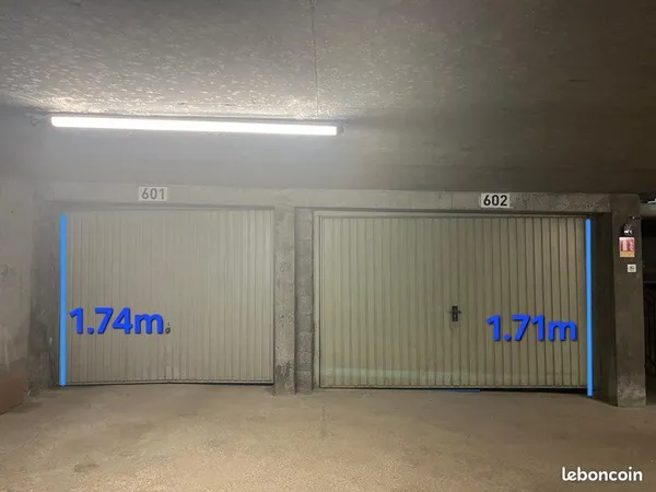 Box de garage privé dans parling couvert