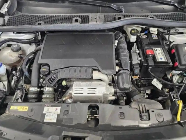 Peugeot 2008 1.2 puretech 130ch s&amp;s style eat8 — photo 10