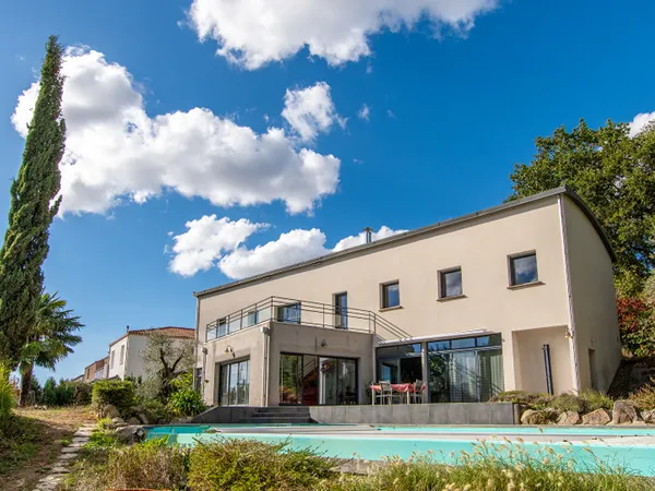 Lumineuse maison d'architecte avec piscine