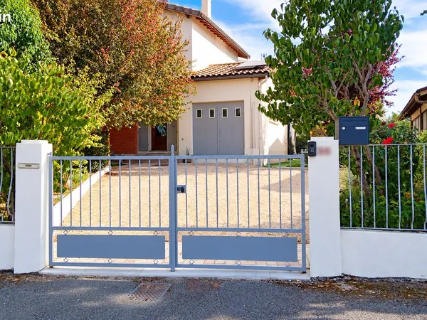 Maison en ville renovee, jardin clos, 3ch, pompe a chaleur