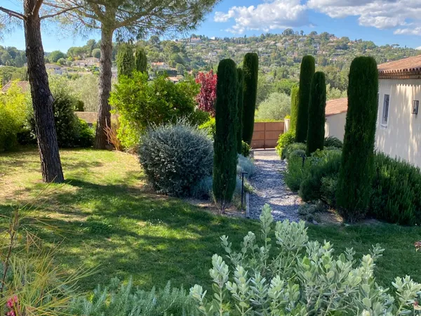 Vends maison 235m² Mougins, jardin clos et piscine