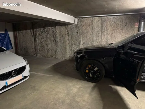 Place Parking avec prise de recharge VE (wallbox)
