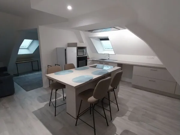 A visiter : Très bel appartement sous mansarde meublé, T3 re