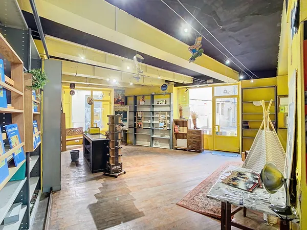 Local commercial 4 pièces 306 m²