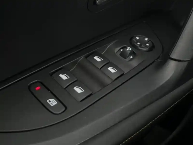 Peugeot 2008 1.2 puretech 130ch s&amp;s roadtrip eat8 — photo 12