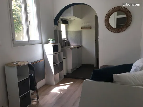 Charmant studio entièrement meublé + cours intérieure commune