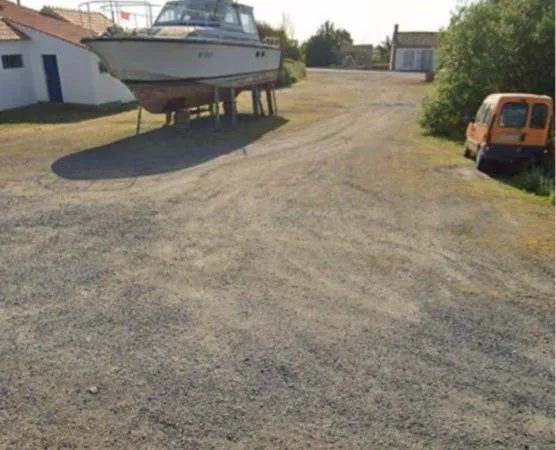 Terrain 1 600 m² - 67 000 - Emplacement exceptionnel sur le Port des Brochets