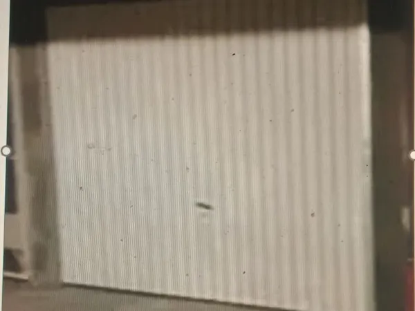 Garage fermé dans résidence sécurisée (espace long mais étroit)