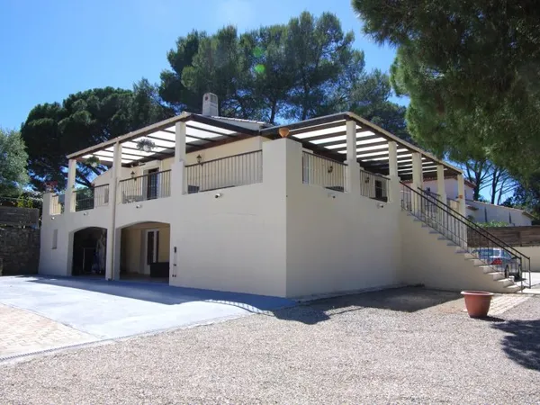 LE MUY -MAISON -T5 RENOVEE  199 M2 -TERRAIN 2158 M2 -DEPENDANCES -DPE B
