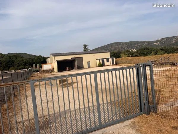 Bâtiment 200m2 avec l'âge à bureau et sanitaire