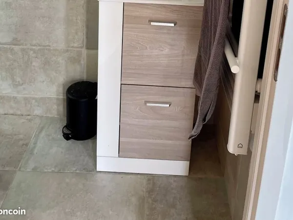 Appartement ouvrant sur une petite terrasse de plain-pied