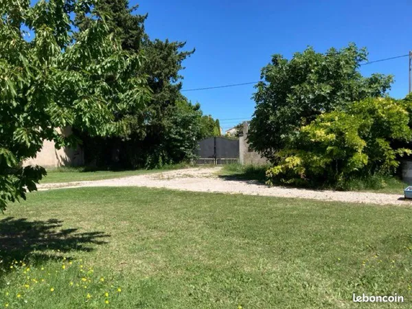 Terrain arboré de 1200 m2 avec son grand hangar 160 m2