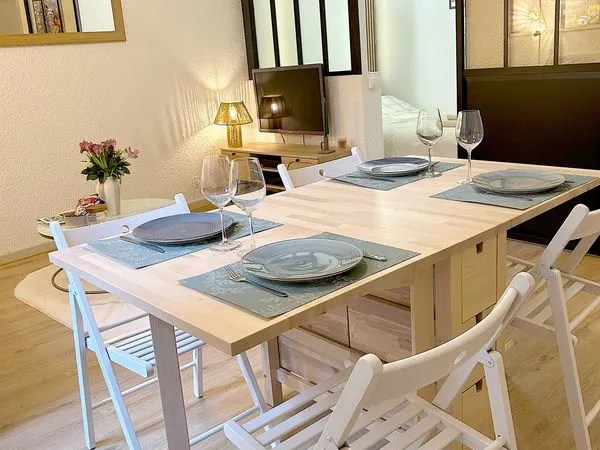 T1 bis meublé rénové - 30 m² + terrasse privative 10 m² - Centre-ville Nîmes