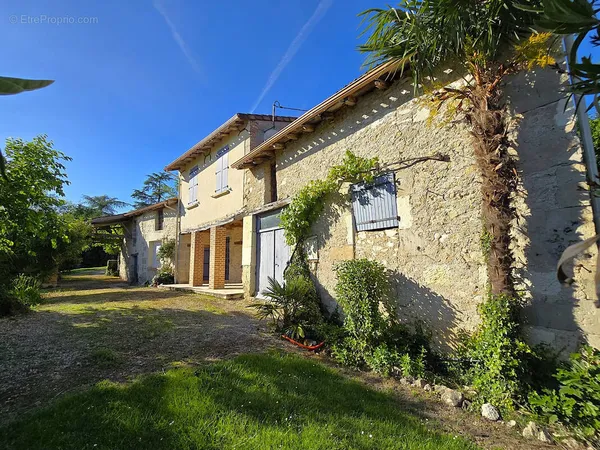 Rare - Délicieuse propriété 1,9 hectare maison rénovée et nombreuses dépendances