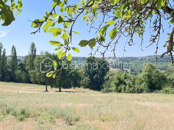 Terrain constructible avec panorama exceptionnel à Nailhac