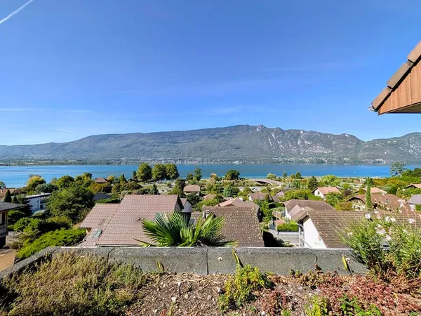 Appartement T4 rénové avec vue exceptionnelle sur le lac