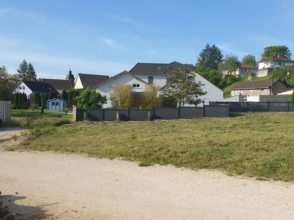 Terrain à bâtir de 11ares18 situé au centre du village de 70400 Bussurel
