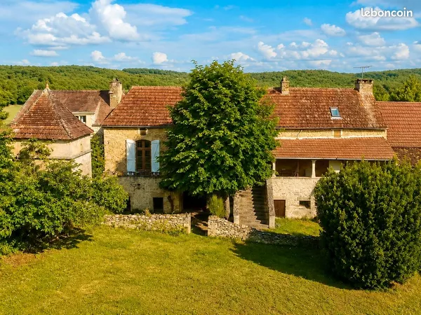 Belle maison en pierre à Marminiac avec terrasse, jardin et dépendances