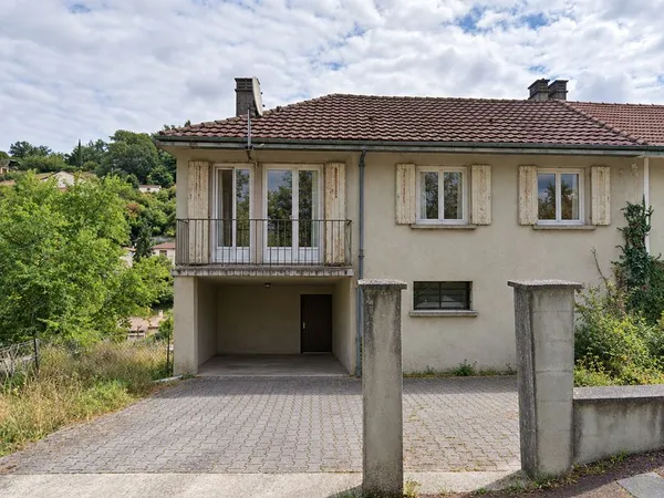 Maison des années 1960 à rénover avec sous-sol complet