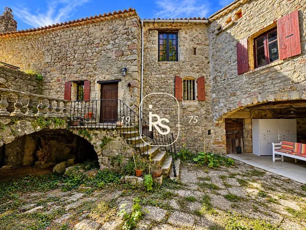Ancien presbytère du XIIème siècle de 167 m2 avec cour, jard
