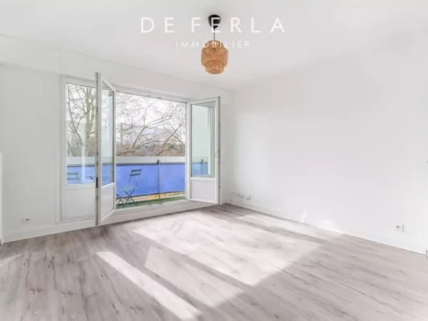 Grand studio lumineux avec balcon et vue dégagée sur parc Paris XV
