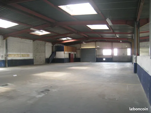 Local de 600m² Av Michel Grandou