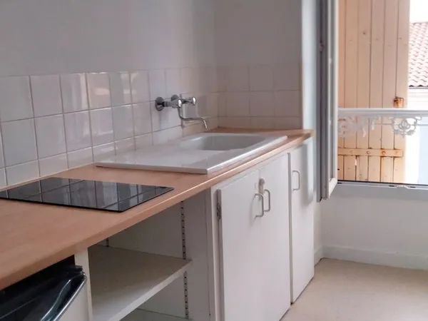 Appartement t2 centre ville saint jean d'angèly