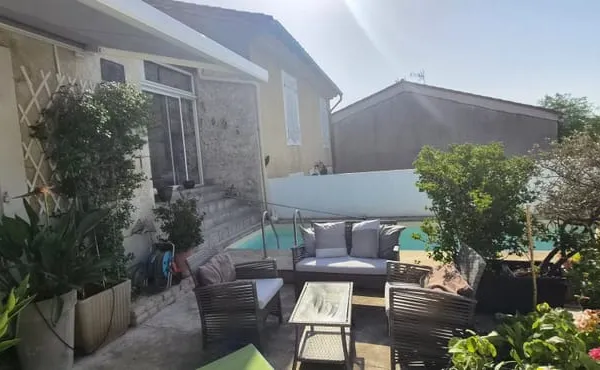 La Redorte - grande maison de village, restaurée avec goût, avec terrasses et piscine