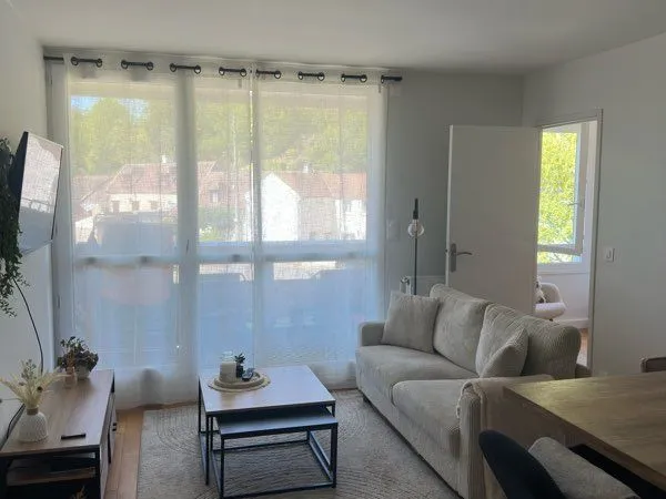 Appartement T2 de 50m2 entièrement rénové avec balcon, parking privée et ascenseur à Margny les Comp