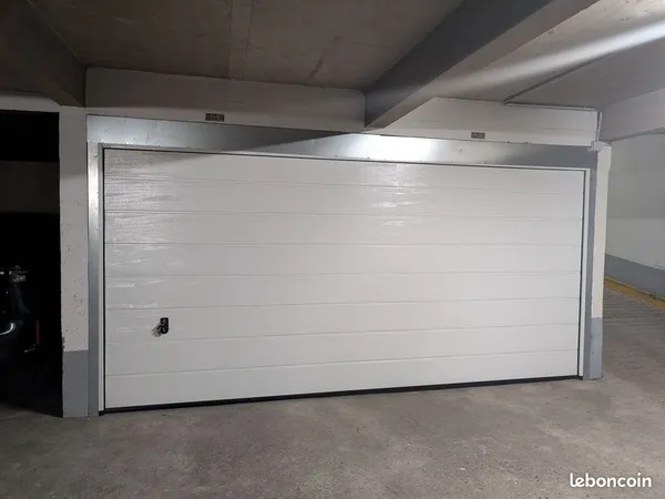 Garage boxé velo/moto/scooter uniquement /\
