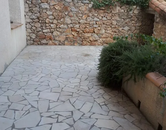 A LOUER - CAVES - MAISON T5 AVEC GARAGE ET JARDIN