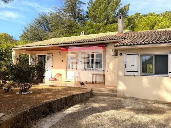 Maison de plain pied sur les hauteurs
