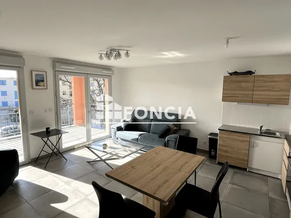 Appartement T3 avec terrasse, parking et garage privatif dans résidence avec piscine