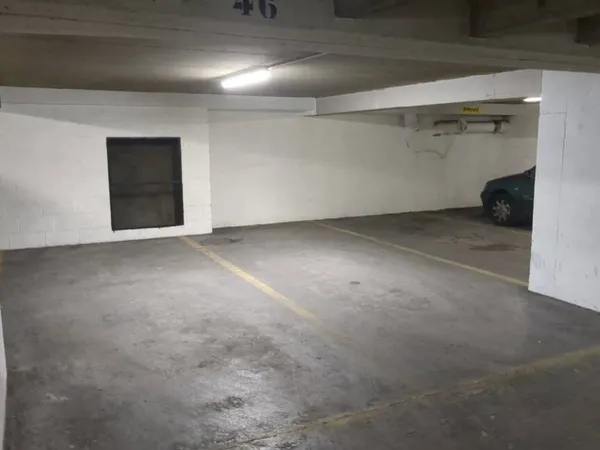 Loue Grande place de Parking Paris 17ème Parc Monceau - 15m²