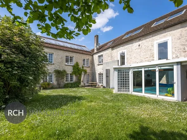 Maison ancienne rénovée avec piscine intérieure
